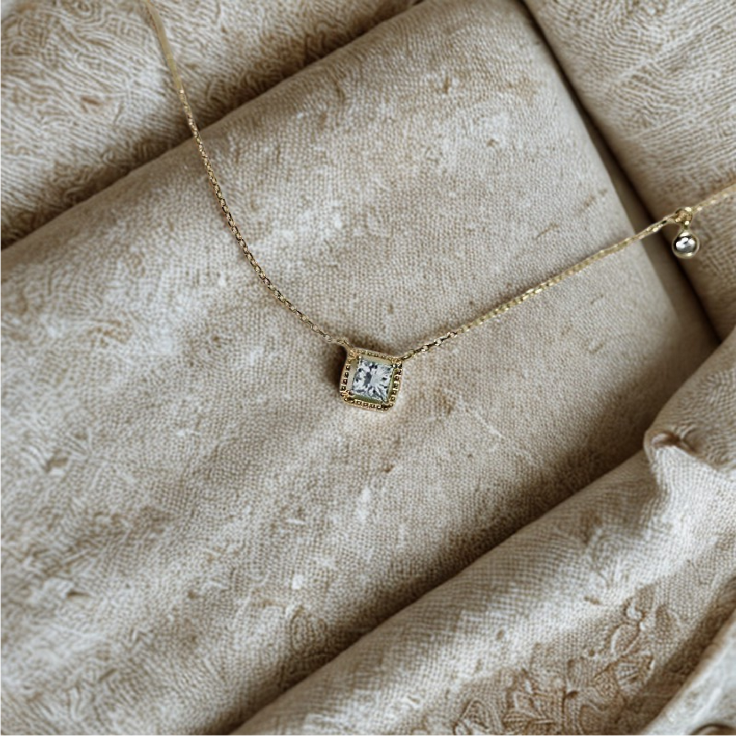 Eclat Solitaire Necklace
