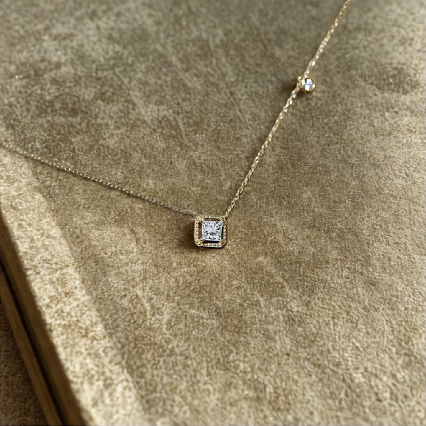 Eclat Solitaire Necklace